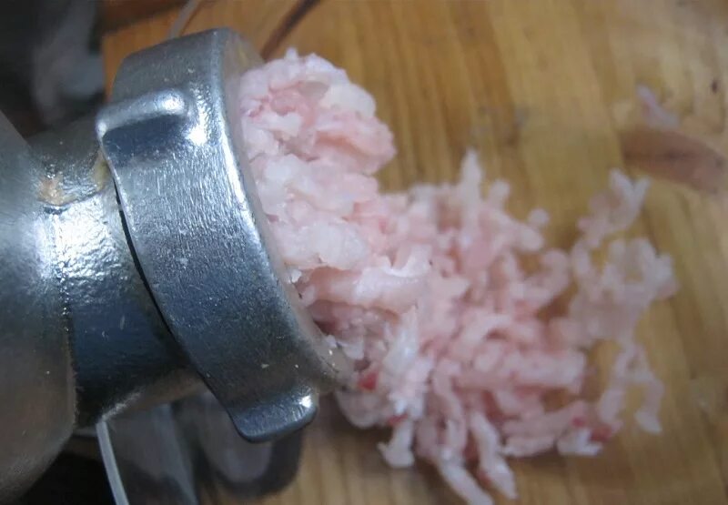 Рыбу через мясорубку с костями. Рыбные котлеты на мясорубке. рыбу пропускают через мясорубку. рыбьи головы через мясорубку. рыбное филе через мясорубку.
