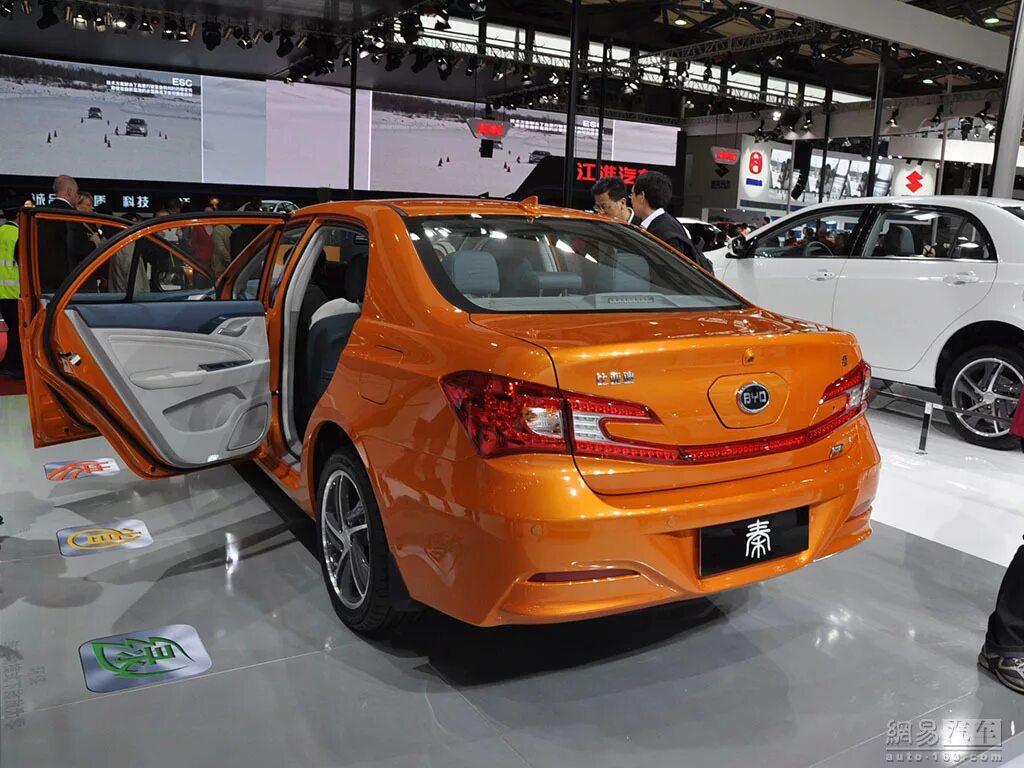 BYD Qin. BYD Qin гибрид. BYD Qin 2013. Китайский гибридный автомобиль BYD Qin.