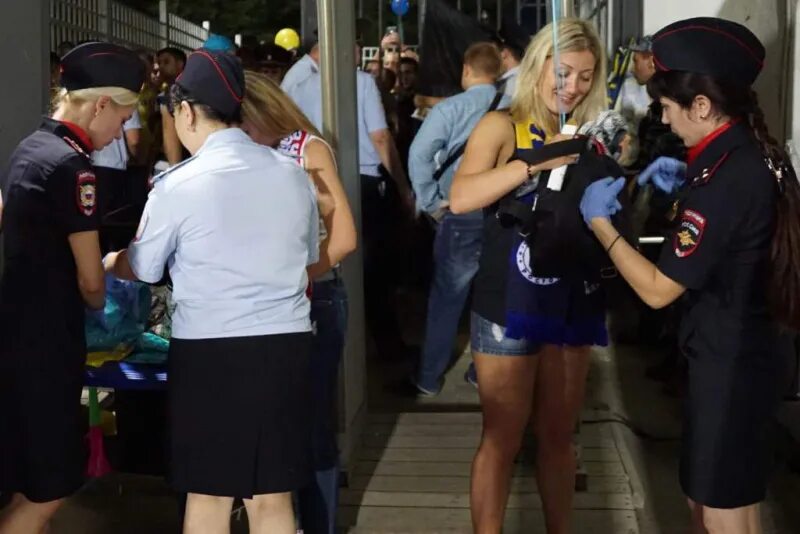 Досмотр девушки. Полицейский обыскивает девушку. Полиция на стадионе. Полиция футбол. Досмотр на стадионе.