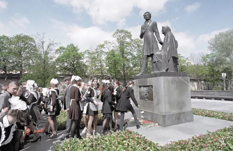 Открытие памятника пушкину во владимире. Пушкину на площади искусств 1957. Открытие памятника пушкину во владимире. С. С.