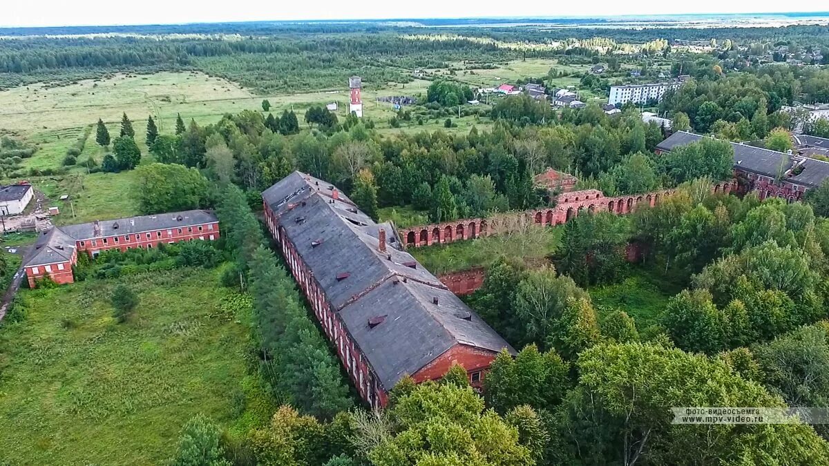 Аракчеевские казармы в Новгородской. Аракчеевские казармы в Новгородской области медведь. Аракчеевские казармы в селе медведь, Новгородская. Село медведь Новгородской области.