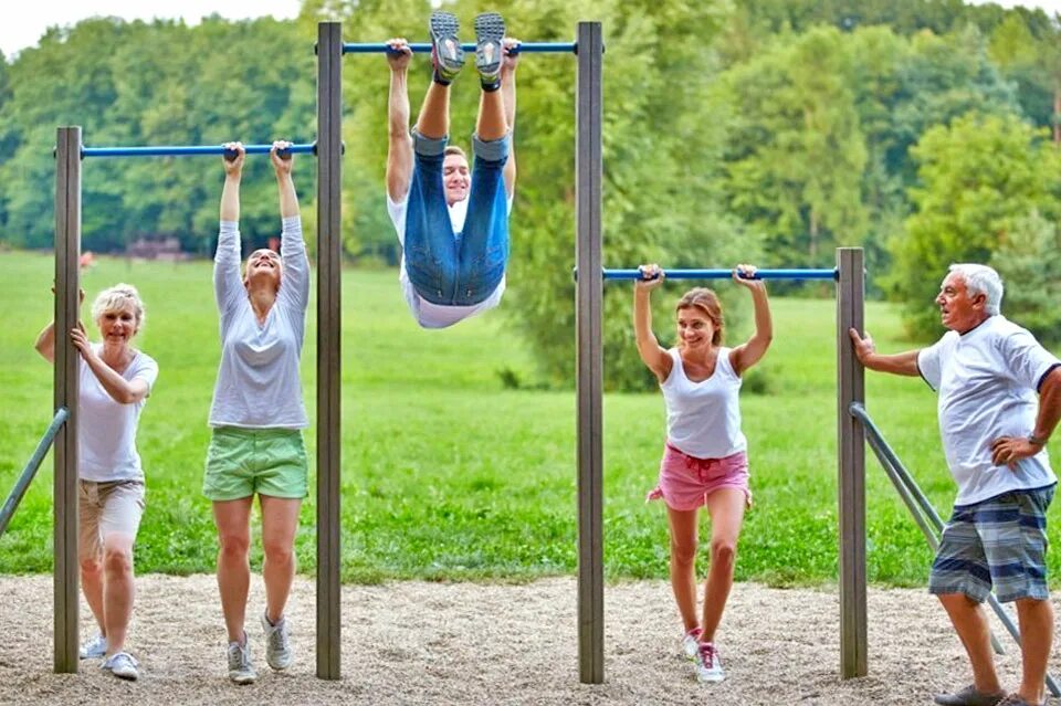 Мальчик на спортивной площадке