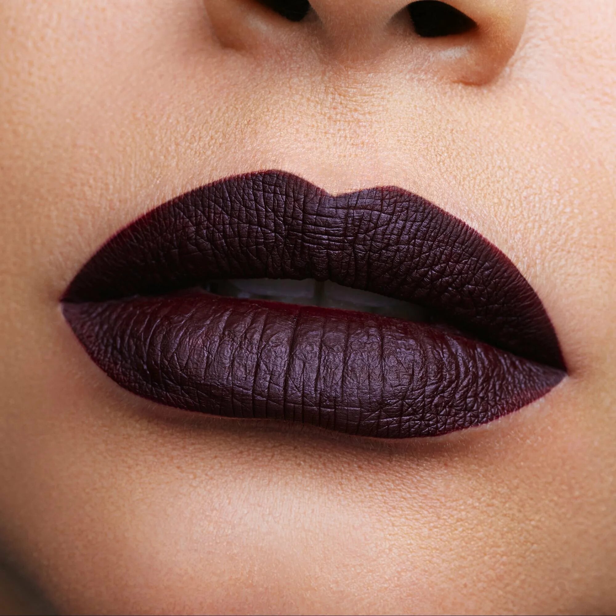 Бордовая помада матовая. L'oreal paris матовая губная помада "color riche, matteaddiction", оттенок 241. Бордовая помада. Темные тона помады. Темно вишневая помада.