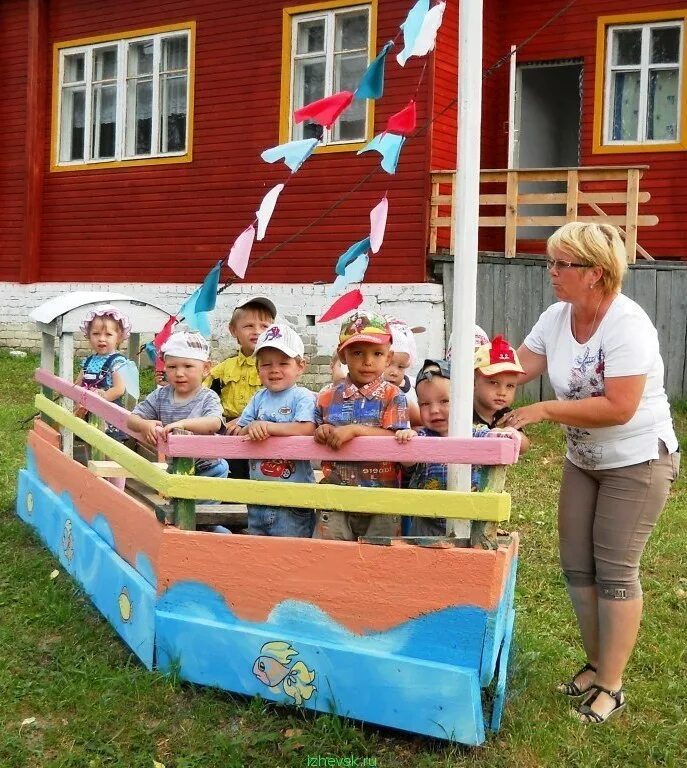 Корабль в детском саду своими руками. Постройки на участке детского сада. Корабль на участке детского сада. Кораблик для детской площадки. Корабль для детской площадки.