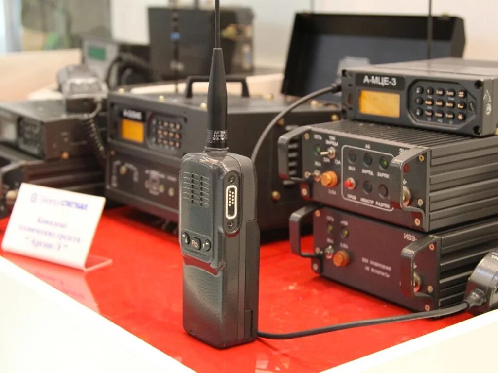 Возимая радиостанция. Радиостанция дуэт р-168. Радиостанция DMR п450. Рация аргон - э. Военная радиостанция Yaesu.