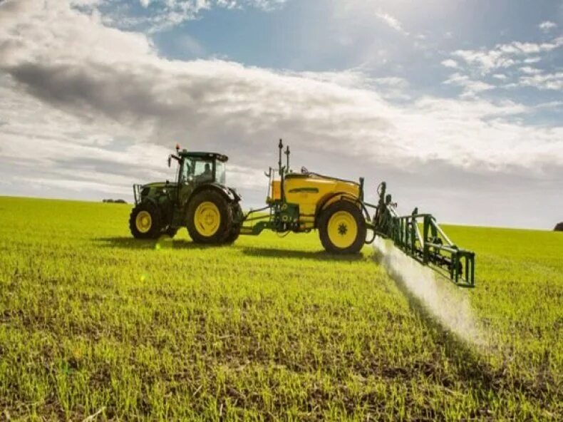 Трактор опрыскиватель полей. Бочка для гербицидов для фс 19. Опрыскивание подсолнечника на мтз 80. Внесение гербицидов. Удобрение полей.