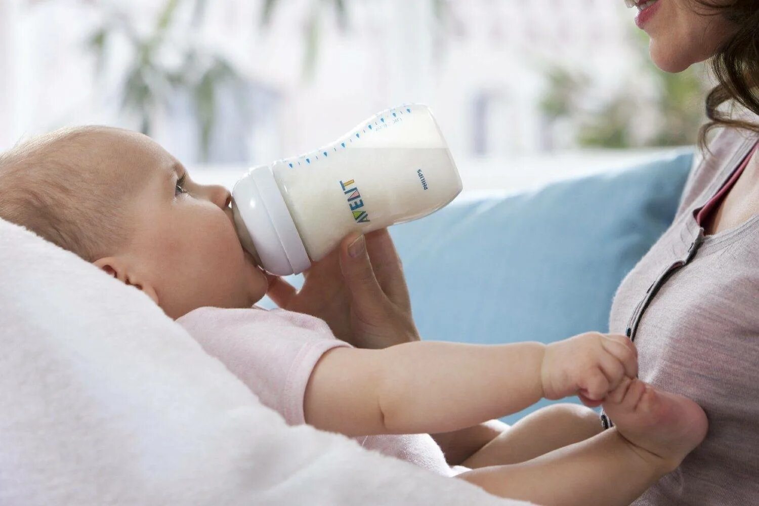 Новорожденный заглатывает воздух. Avent scf033/27. Philips Avent бутылочки полипропиленовые natural scf033/27, 260 мл, 2 шт. С 1 мес.. Кормление из бутылочки новорожденного. Как правильно кормить новорожденного из бутылочки.