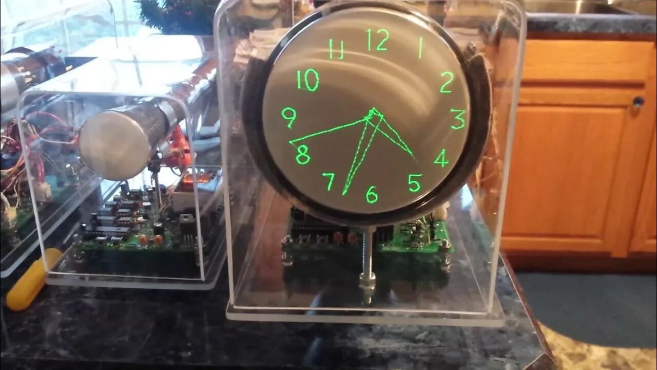 Эксперимент часы и время. Часы из осциллографа. Часы из осциллографической трубки. Часы осциллограф ардуино. Часы на трубке осциллографа.