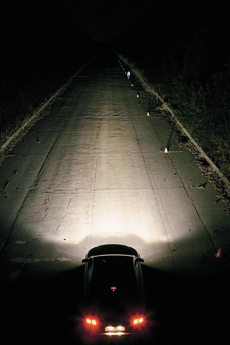 Свет фар. Свет фар автомобиля. Ночная езда. Свет фар. Свет фар на дороге.