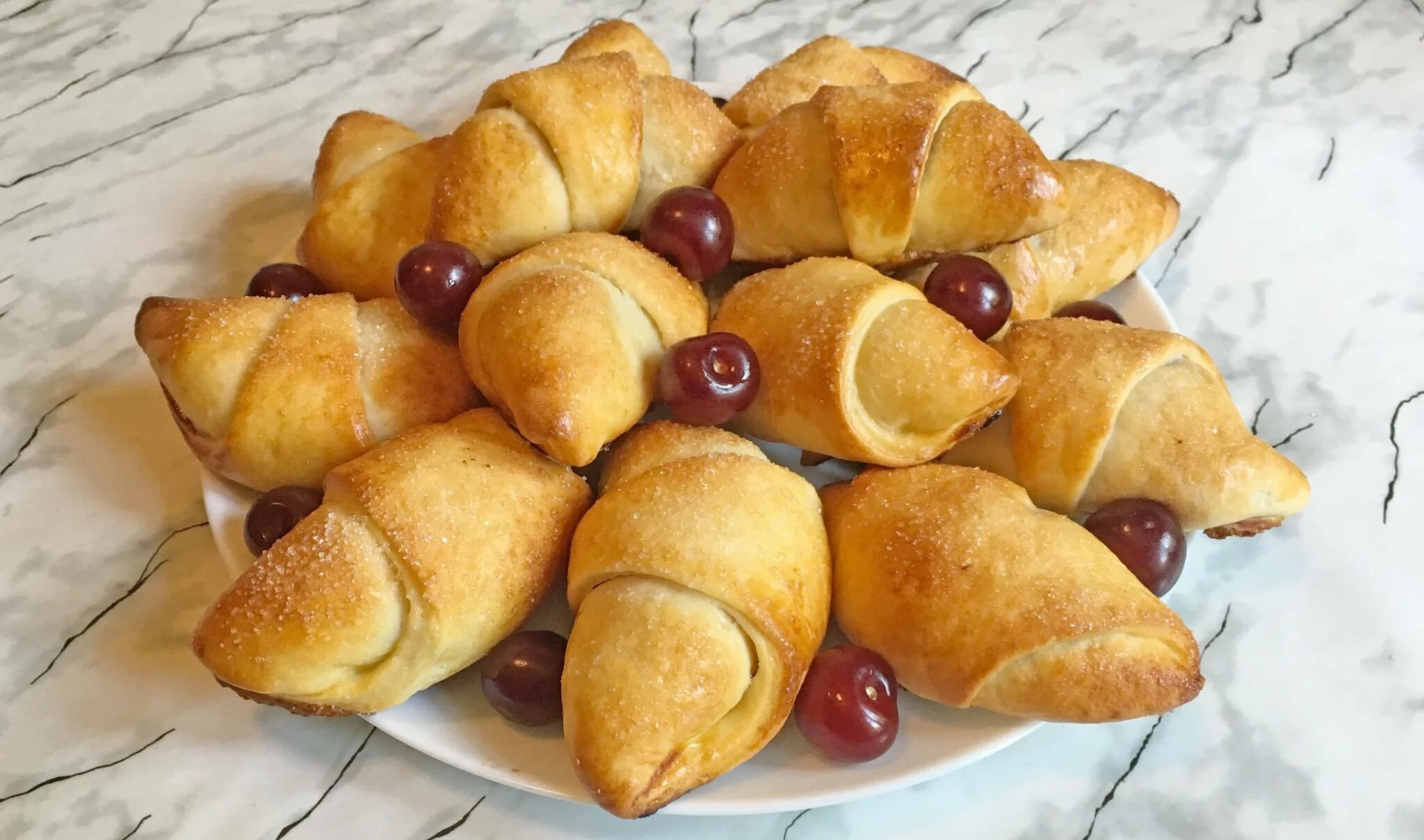 Рогалики. Рогалик с посыпкой. Кондитер испек 45 рогаликов. Кондитер испек 45 рогаликов. Кондитер испек 45 рогаликов.