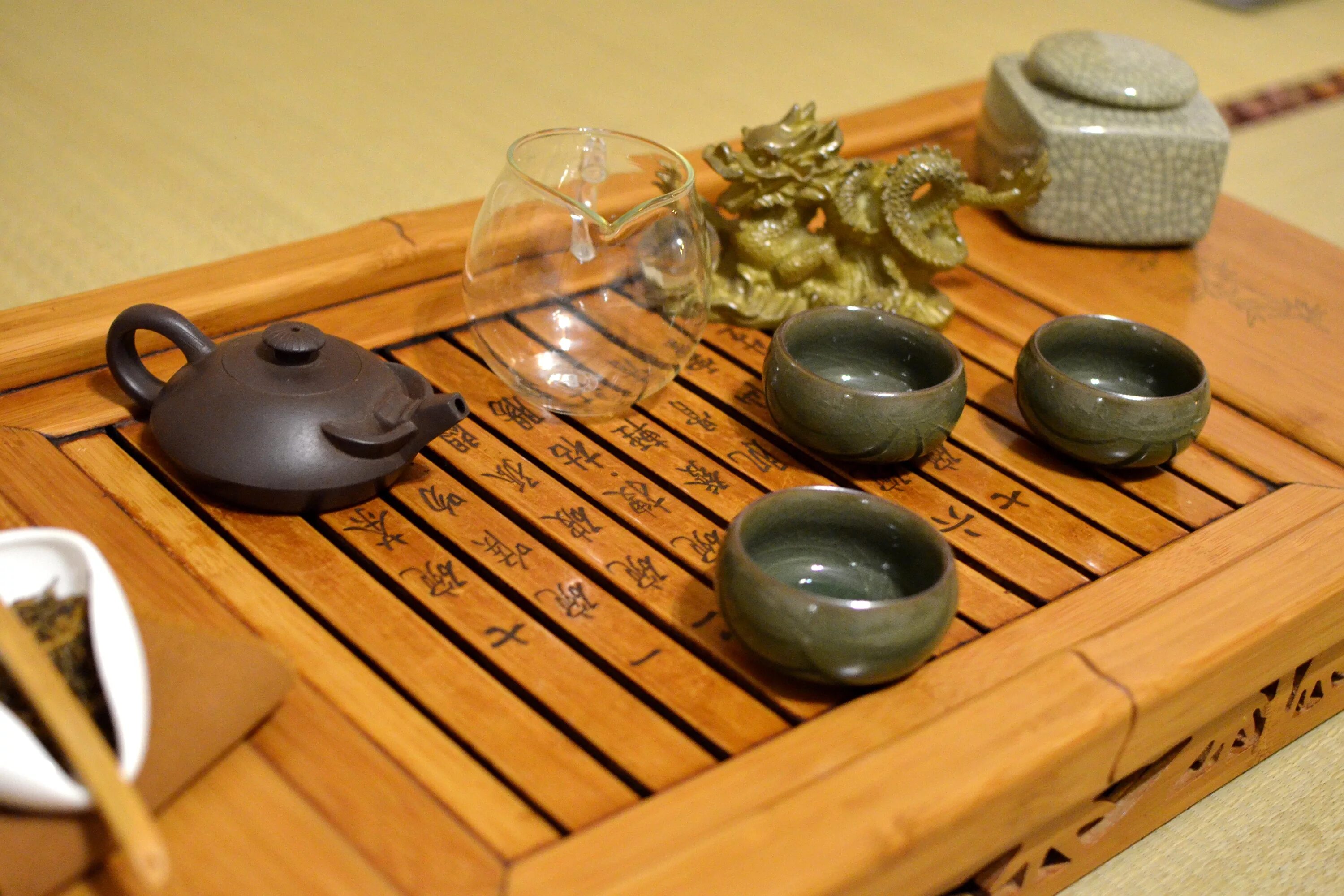 Чайная церемония галицкий. Чабань глиняная. Чабань для чайной церемонии. Китайский столик для чайной церемонии. Чайная церемония в Японии.