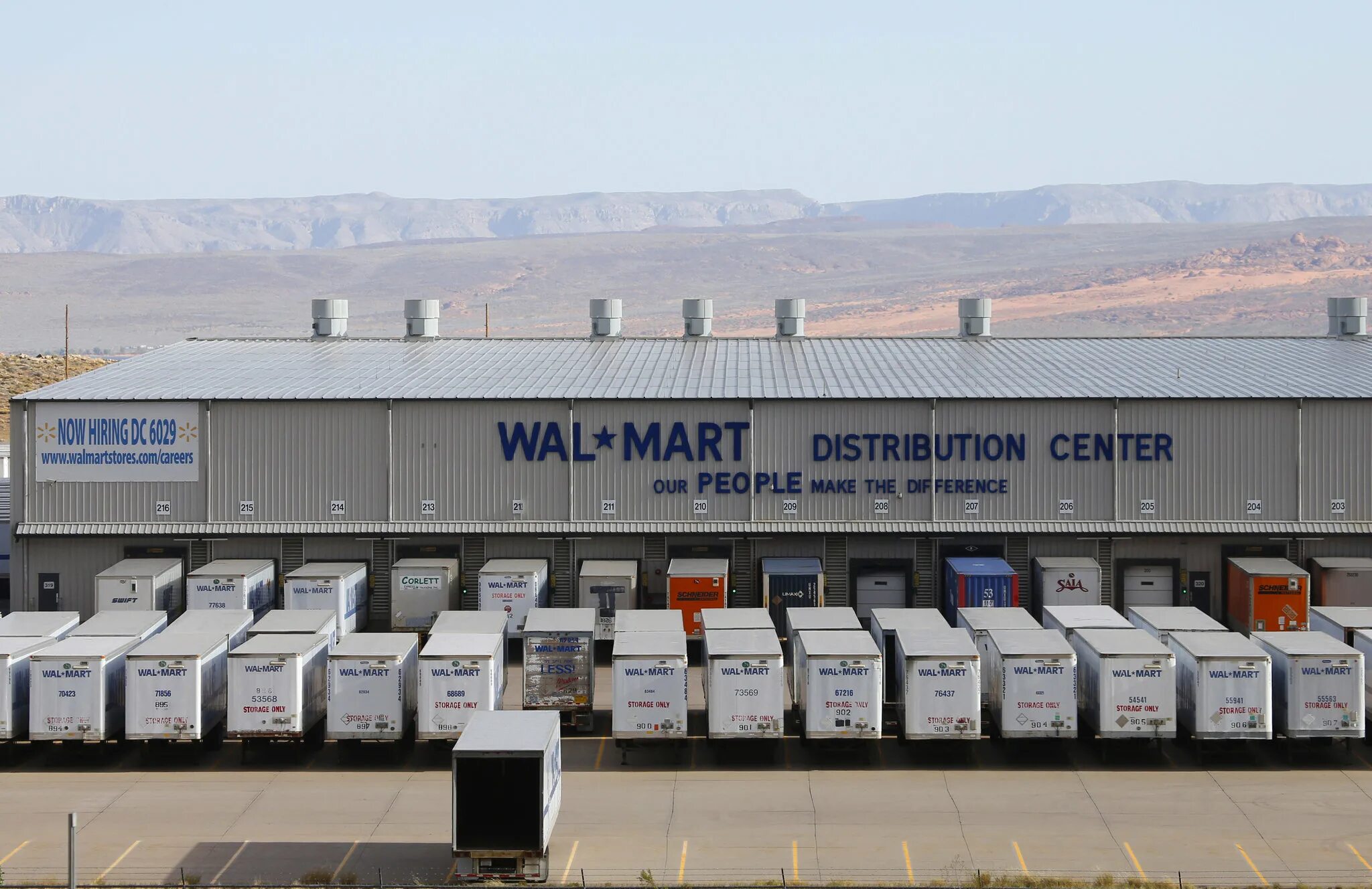 Волмарт логистика. Распределительный центр Walmart. Wal Mart магазин. Distribution Center.