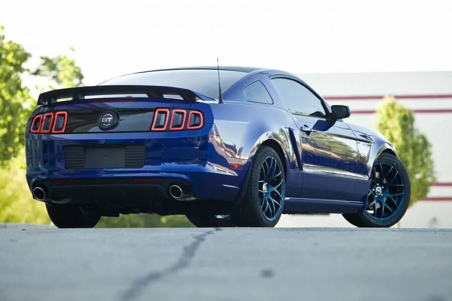 Ford mustang wheels. Форд мустанг 2013. Форд мустанг 5 литров. Форд мустанг 5 литров. Форд мустанг v8.