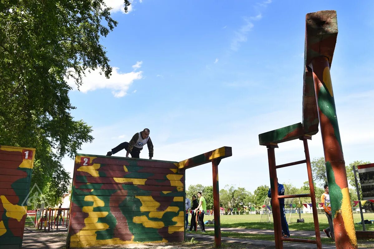 полоса препятствий в школе. гонка героев спб 2018. единая полоса препятствий армейская. бревно препятствие. полоса препятствий спб.