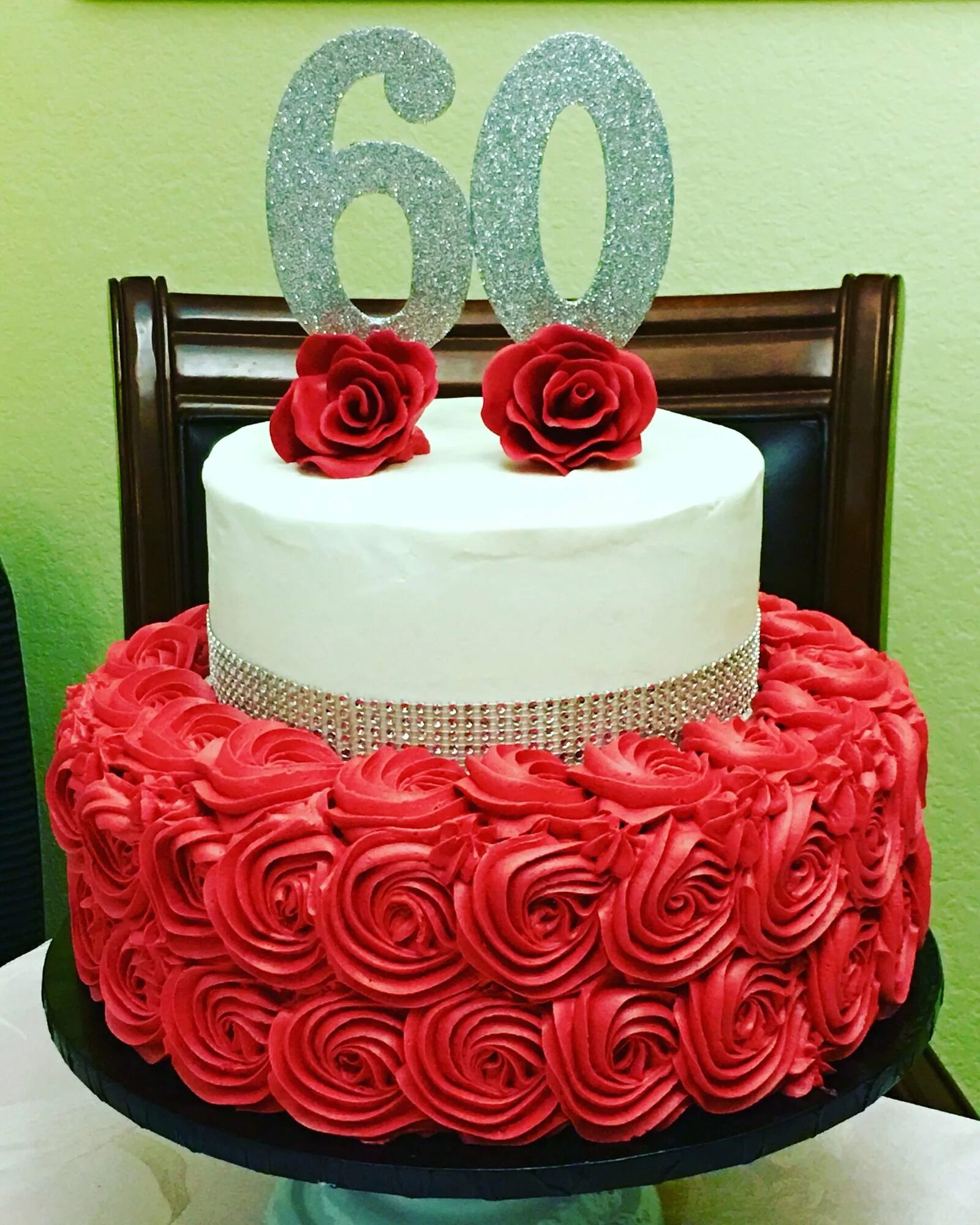 Торт на день рождения 60 лет. Торт на юбилей. Торт на юбилей 55 лет. Украшение торта на юбилей 50. Торт на юбилей 70 лет женщине.