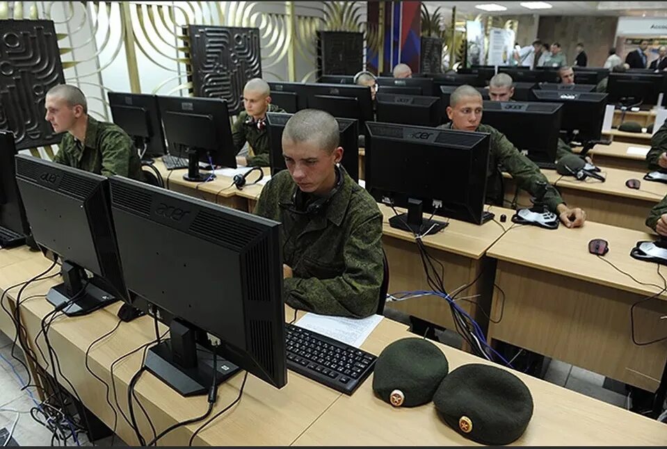 Солдат за компьютером. Компьютерные войска. Военный за компьютером. Военный за компьютером. Киберармия.