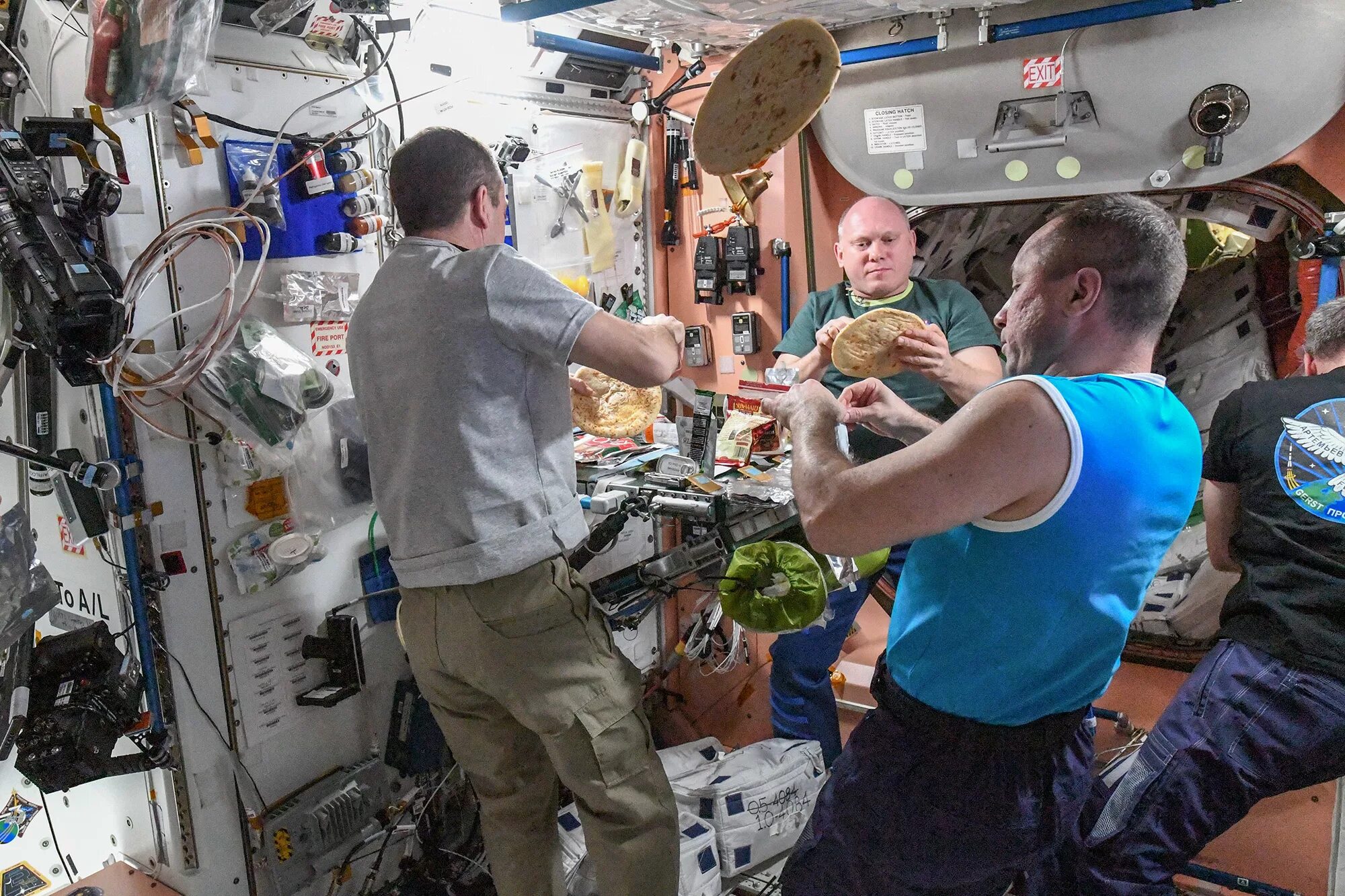 Питание космонавтов в космосе. МКС Шкаплеров. Питание на МКС. Кухня на МКС.