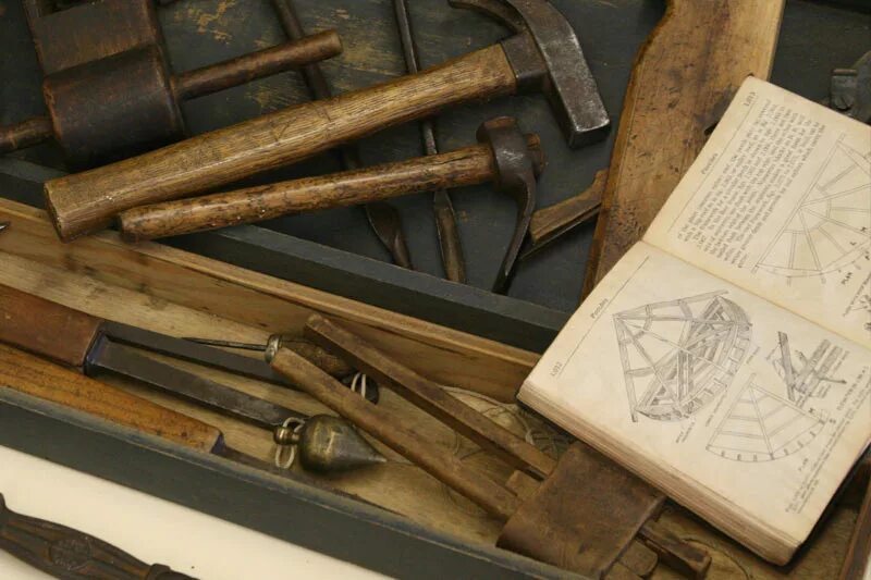 Старинный инструмент плотника. Плотницкие инструменты петра 1. музей столярных инструментов. столярные инструменты 80-х годов.