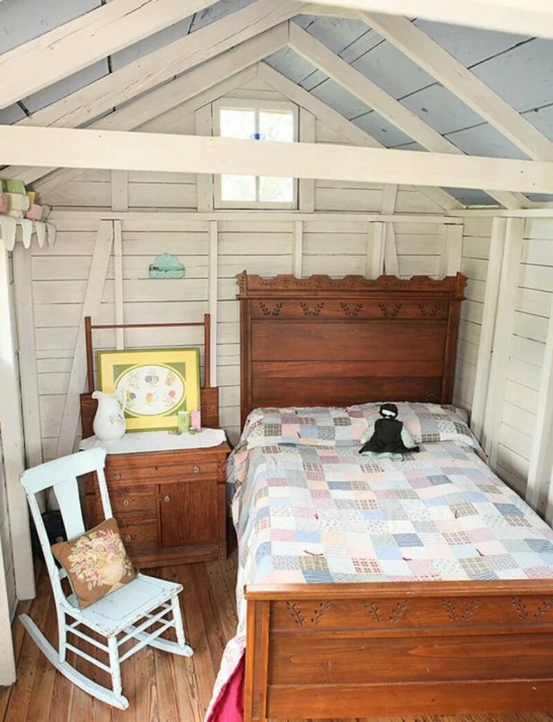 Комната на старой даче. Спальня в дачном доме. Дачный интерьер. Спальня в дачном домике. Маленькая спальня на даче.
