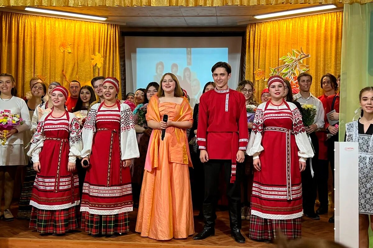 Сольное и хоровое народное пение. Народный хор. Фольклорный ансамбль «Радоница» фото. Хор народный Удмуртия.