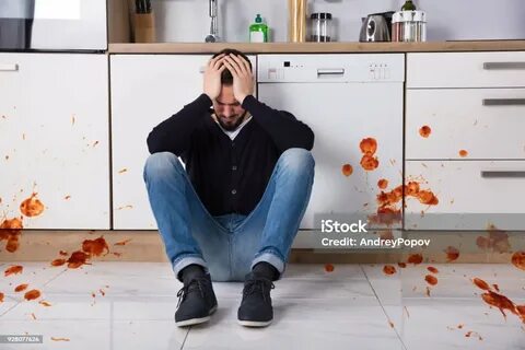 Сидя на полу кухни