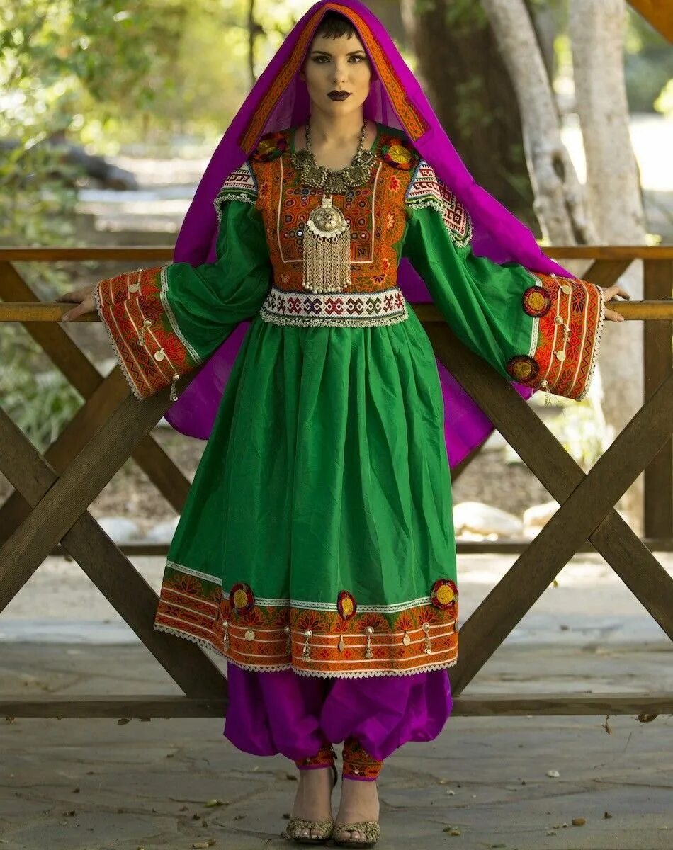 Иранский нац костюм. Национальная одежда Афганистана женская. Иранский женский костюм. Персидская Национальная одежда.