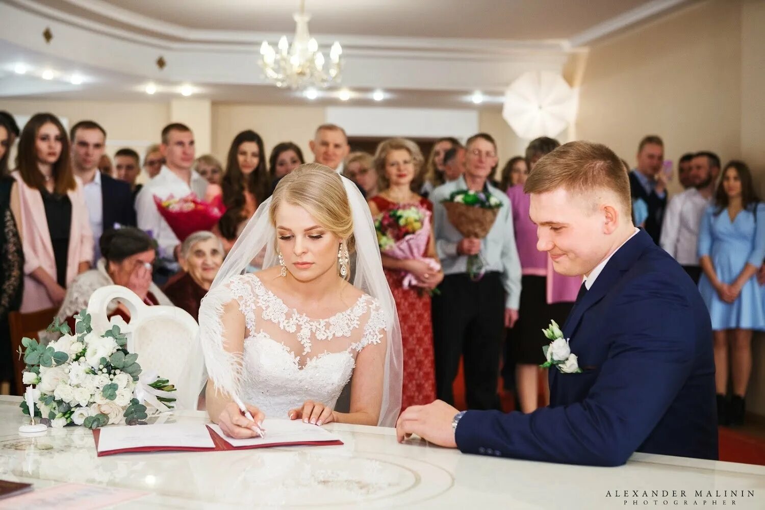 фотосессия в загсе. свадебная фотосессия в загсе. фотосессия молодоженов в загсе. загс пожениться. свадебная съемка в загсе.