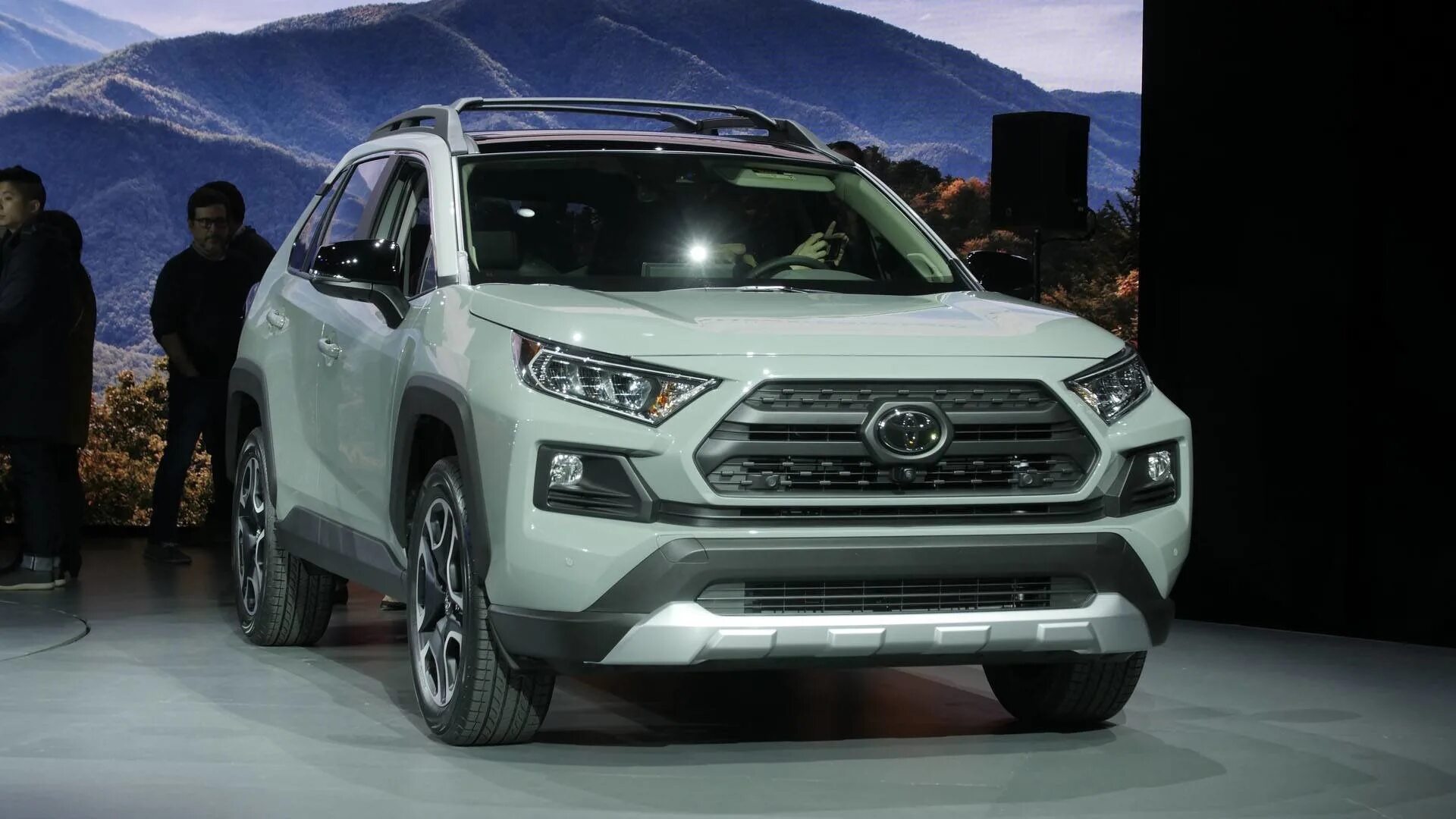 Нов 5 апреля. Новый Toyota rav4 2019. Тойота рав 4 новая. Новый Тойота рав 4 2019. Toyota rav4 2019 New model.