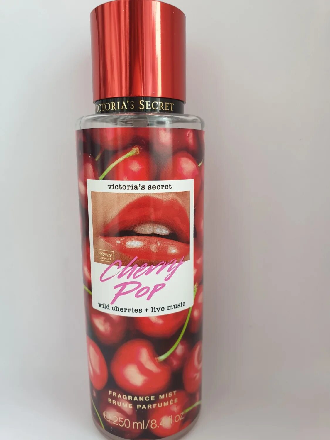 Cherry secret. Спрей виктория сикрет cherry pop. спрей для тела виктория сикрет черри. парфюмированный спрей виктория сикрет вишня. виктория сикрет спрей для тела вишня.