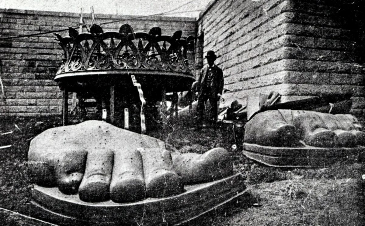 История статуй. Статуя свободы 19 век. Статуя свободы Нью-Йорк ноги. Статуя свободы 1885. 1886 Открытие статуи свободы.