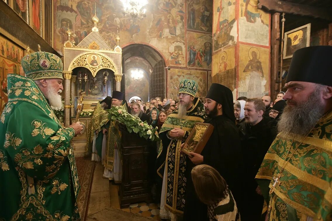 Звенигород монастырь расписание богослужений. Литургия в Саввино-Сторожевском монастыре. Саввино-Сторожевский монастырь в Звенигороде братия.