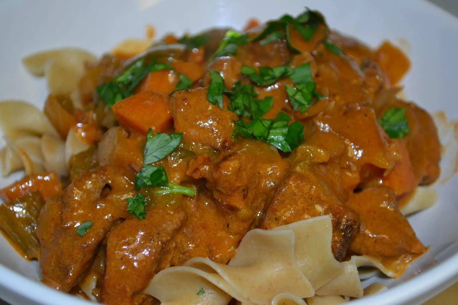Подлива из кур филе. Гуляш с курицей. куриное филе гуляш. гуляш из курицы с подливкой. гуляш из куриной грудки с подливкой.