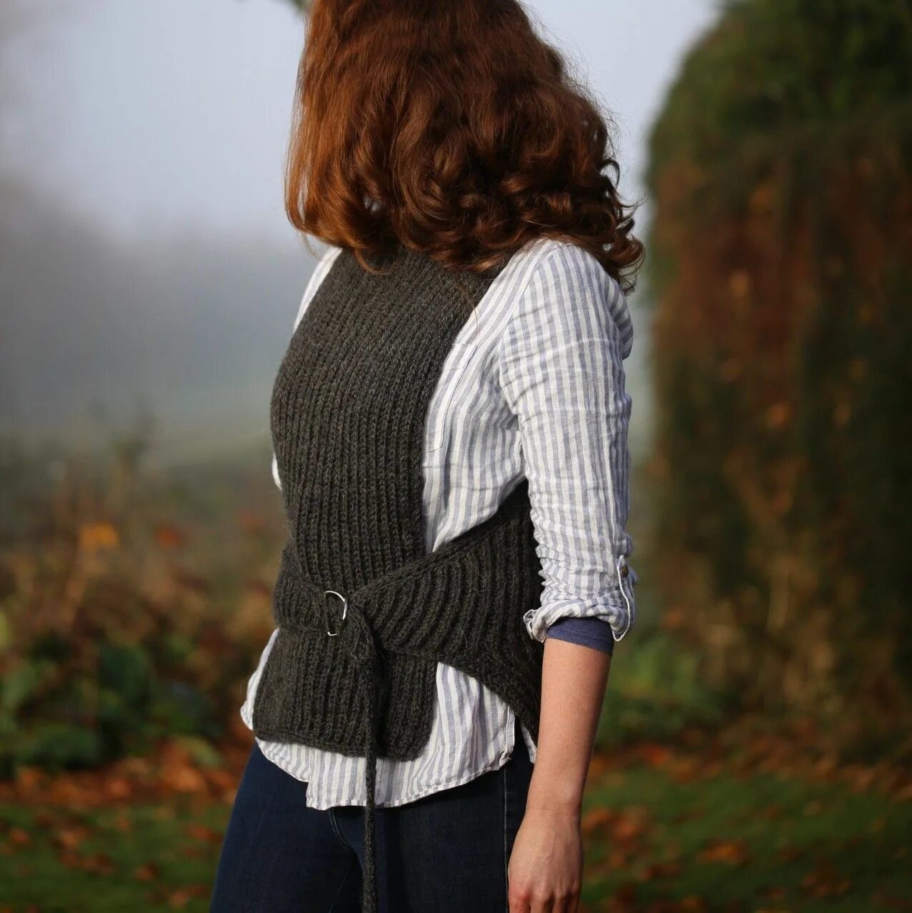 Жилет резинка. Жилет вязаный резинкой. Вязаный жилет с воротником стойкой. Безрукавка патентной резинкой. Резинка для безрукавки.