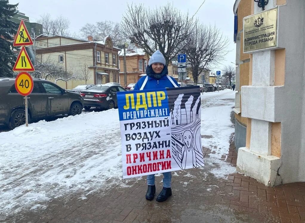 Https ya en. Одиночный пикет у Кремля. Одиночный пикет картинка. Одиночный пикет против войны февраль 2023. Плакаты против либералов.