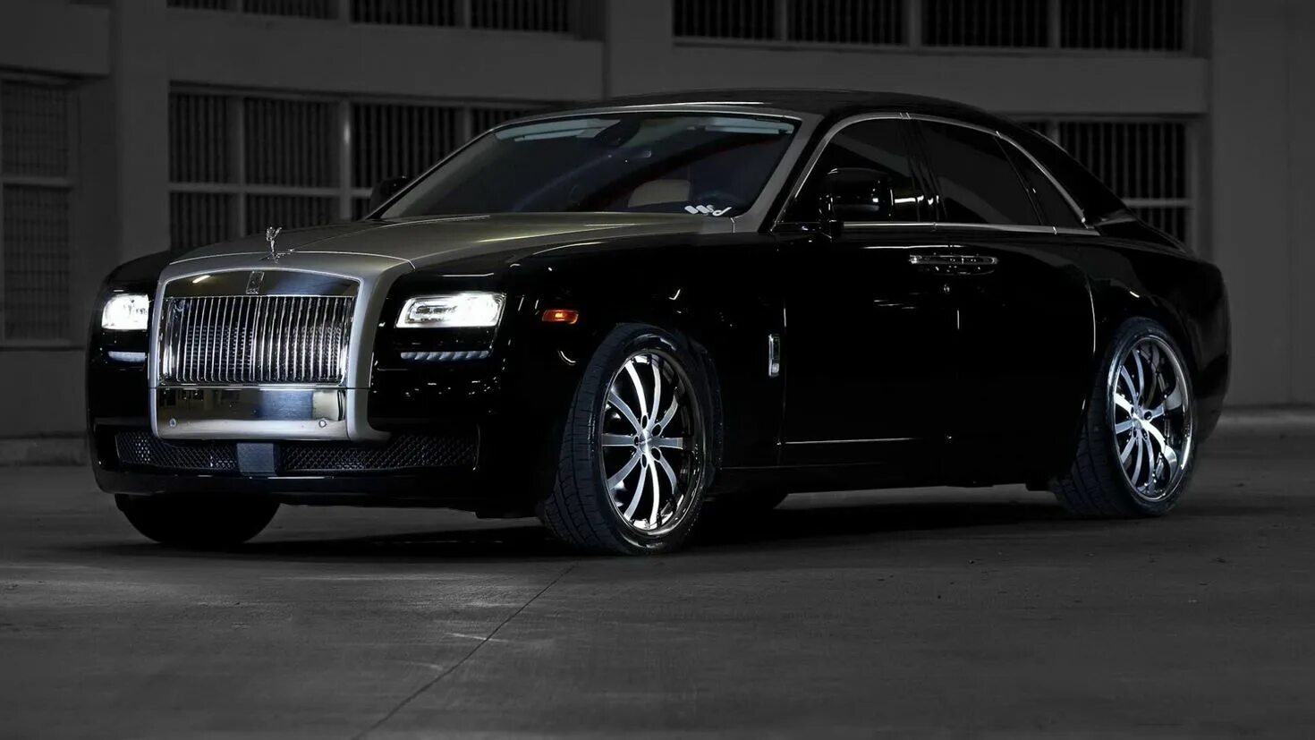 Черный ролс ройс песни. Машина Роллс Ройс Ghost. Черный Роллс Ройс. Rolls Royce Ghost Black. Черный ролл сройл.