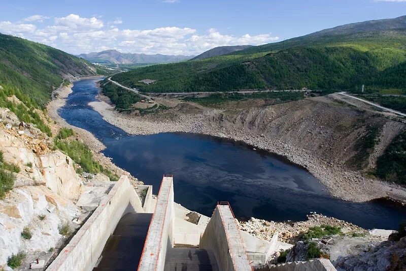 Магаданская плотина. Синегорье Колымская ГЭС. Колымская ГЭС плотина. Колымский гидроузел. Колымское водохранилище.