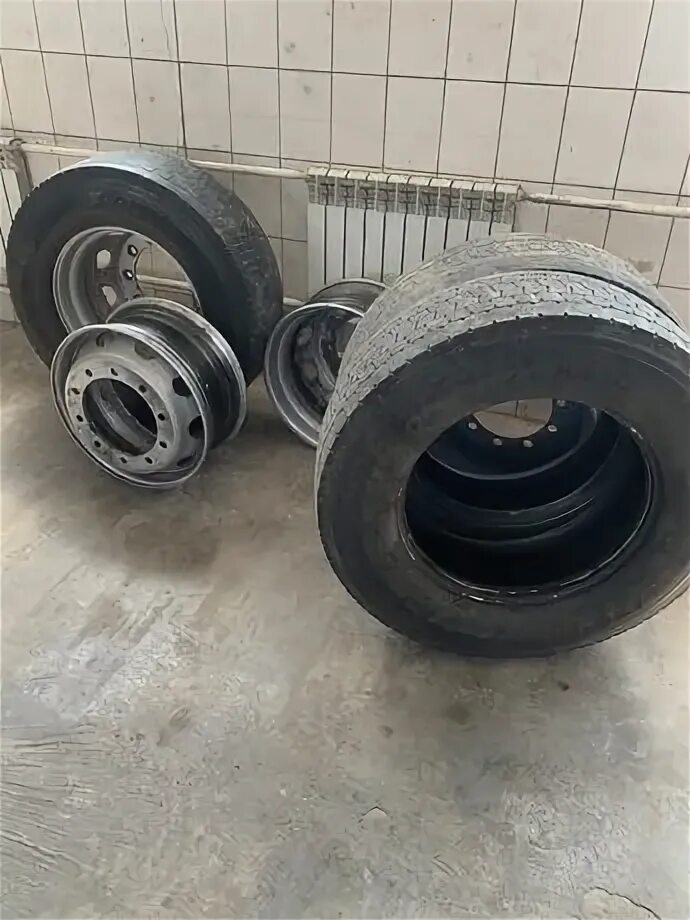 Колеса мерке. Колеса мерке. Колеса мерке. Solid rubber truck photo. Колеса мерке.