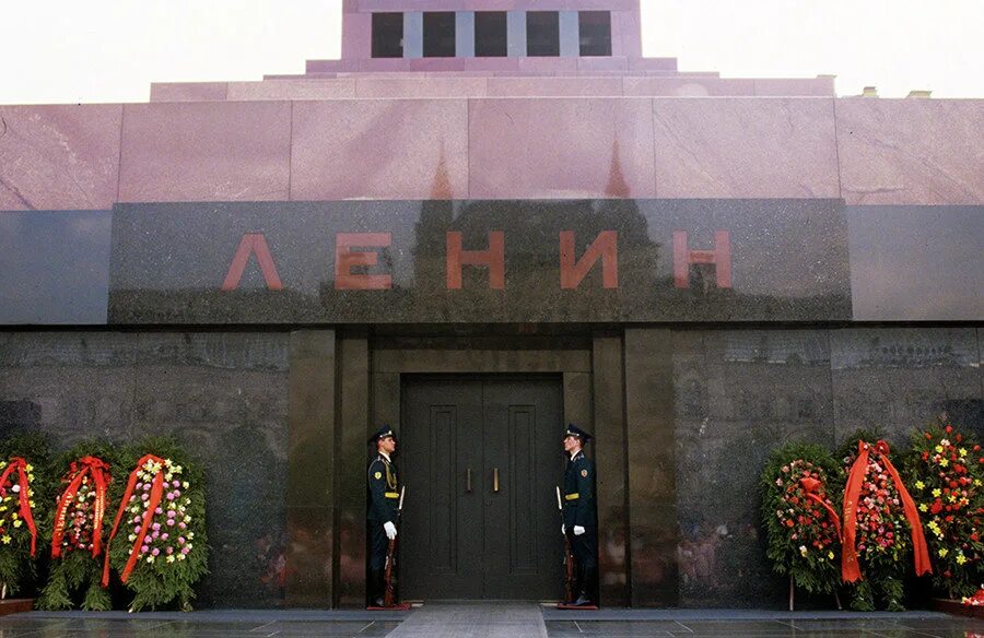 Почему стоит ленинский. Почетный караул у мавзолея Ленина. Пост №1 мавзолей Ленина. Караул около мавзолея Ленина. Пост 1 у мавзолея Ленина.