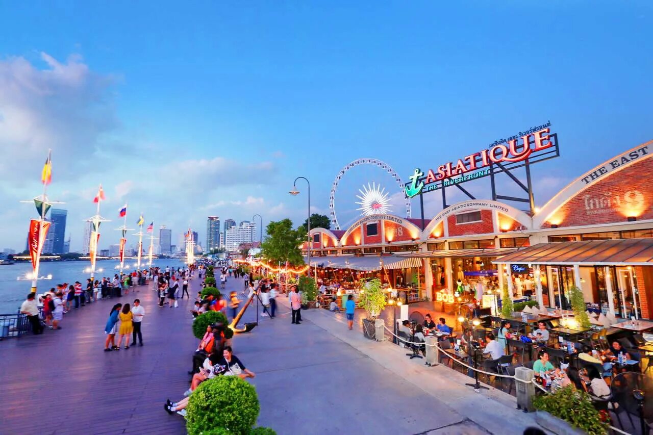 Asiatique Бангкок. ТРЦ азиатик Бангкок. Asiatique the Riverfront. Набережная у asiatique the Riverfront.