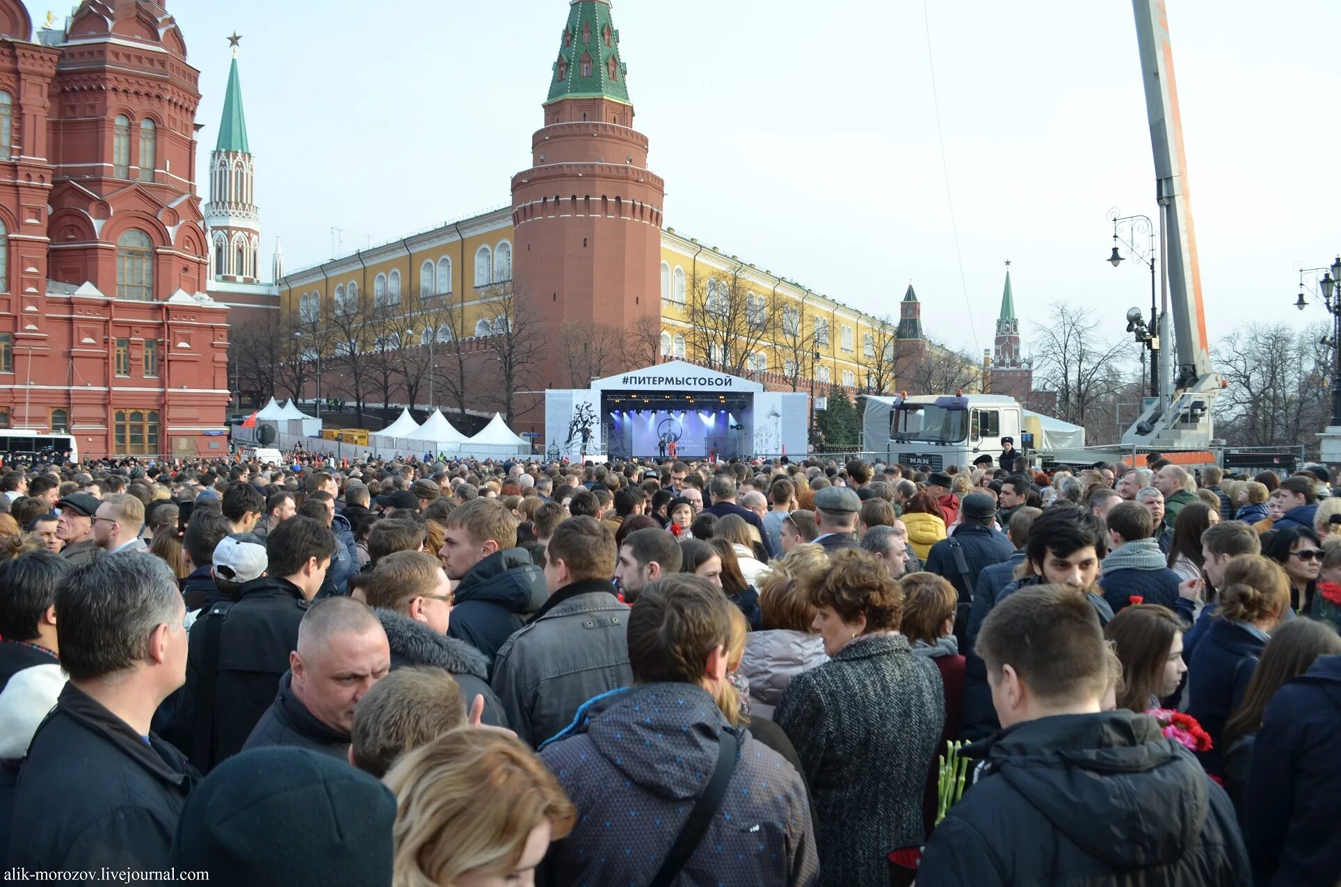 Почти площадь. Почти площадь. День народного единства пермь. Триумфальная площадь в москве до реконструкции. Центральная площадь амстердама.