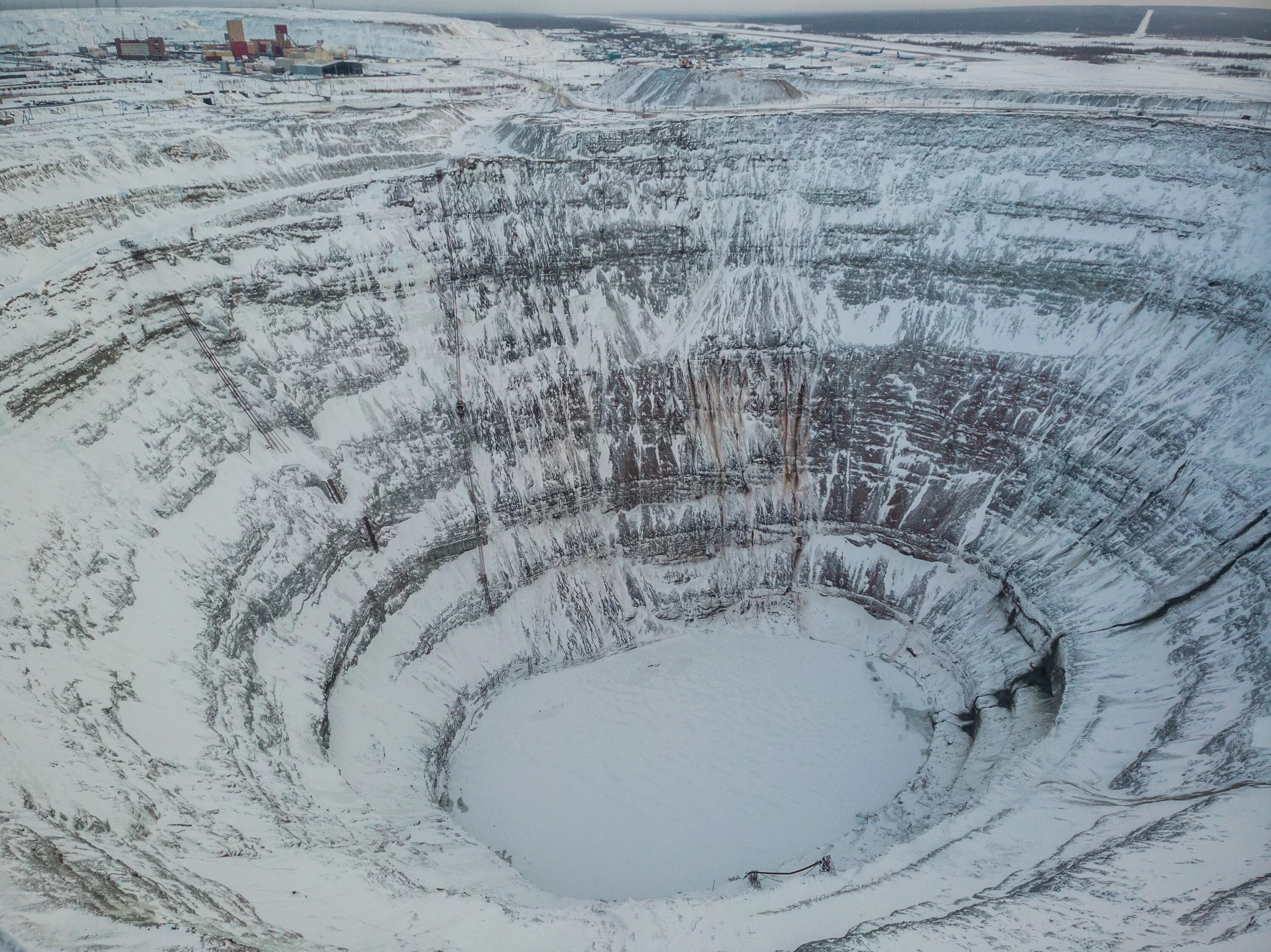 Поселок мирный кимберлитовая трубка. Город мирный якутия. Алмазный карьер в городе мирный, якутия. Большой карьер якутия. Кимберлитовая трубка мирный.