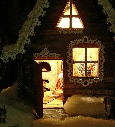 Новогодняя дверь избы. Окно сказочного домика. Новогодняя русская изба. Открытая дверь в избу. Зайдешь в такую избушку зимой жилым