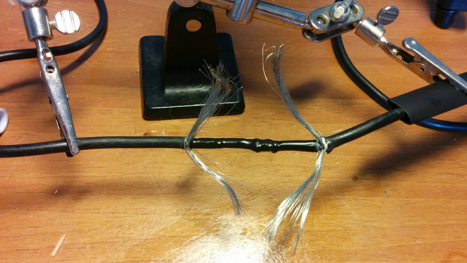 Плюс минус в проводе для телефона. Отремонтированный провод. Плюс и минус на проводе зарядки. Кабель усиленный. Как зарядить проволоку.