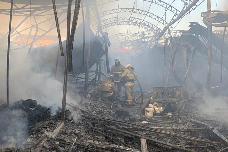 Пожар в г шахты сегодня. Пожар в шахте. в шахтах сгорел рынок. пожар на рынке классик в ростове-на-дону. рынок в шахтах.