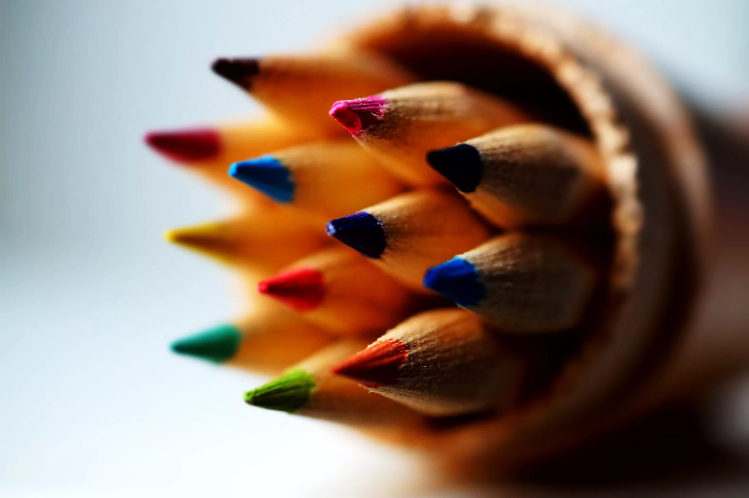 Красивые карандаши. Цветные карандаши на рабочий стол. Красиво карандашом. Цветные карандаши на черном фоне.