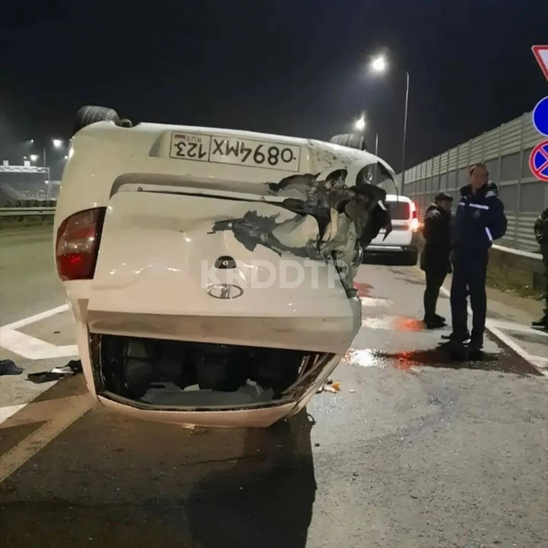 Гранта влетевшая в отбойник. Японец влетевший в отбойник. ВАЗ 2114 залетела в отбойник на трассе Краснодар. Гранта влетел в КАМАЗ ночь.