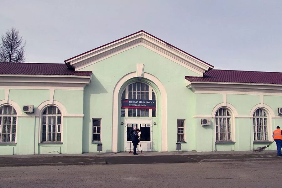 Оленегорск вокзал. Станция Оленья в Оленегорске. Вокзал города Оленегорска. Оленегорск Мурманская область вокзал. Железнодорожная станция Оленегорск.
