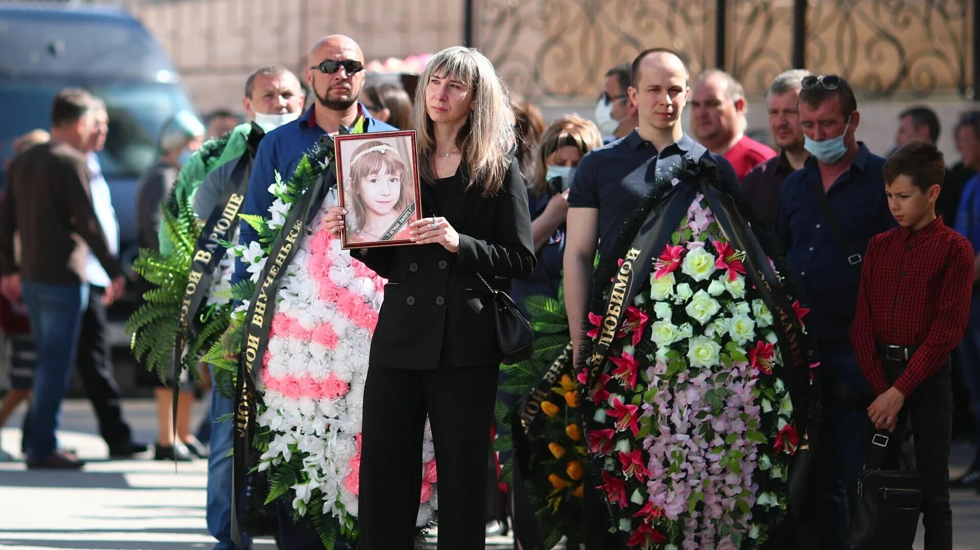 Гибнет молодая. Похороны девочек в Волгограде. Похороны детей погибших.