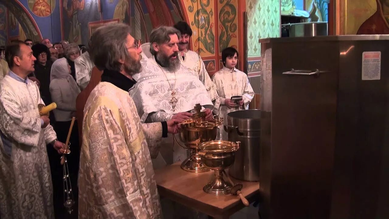 Освящение воды ногой. Молебен на красной площади, кропление св.водой. Фото кропления Святой водой прикол. Как освятить водой квартиру самостоятельно