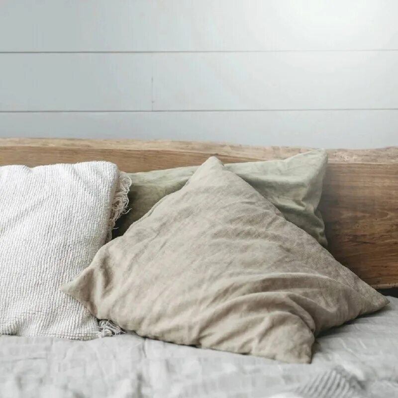 Чистка постельных принадлежностей. Чистка постельных принадлежностей. Подушка альвитек натуральный гусиный пух, премиум (пт-ап-070) 65 x 65 см. Кровать с одеялом и подушкой. Одеяло и подушка.